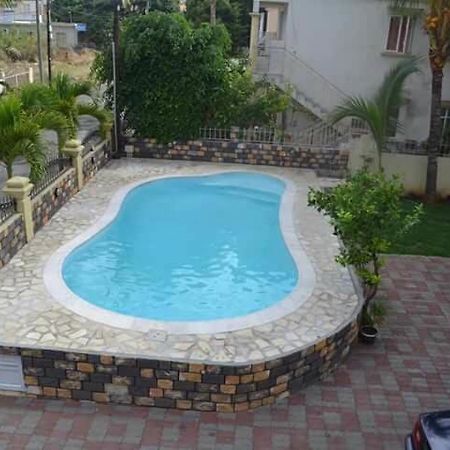Rs Villas - Three Bedrooms Share Apartment With Private Room And Free Wifi And 100Mts To The Beach And Ac And 100Mts To Bus Stop And Pool Flic-en-Flacq Eksteriør bilde