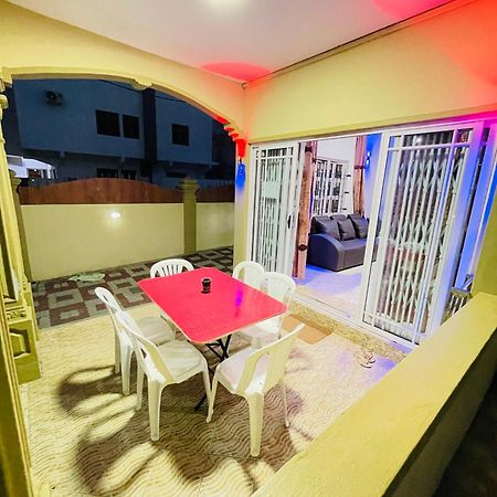 Rs Villas - Three Bedrooms Share Apartment With Private Room And Free Wifi And 100Mts To The Beach And Ac And 100Mts To Bus Stop And Pool Flic-en-Flacq Eksteriør bilde