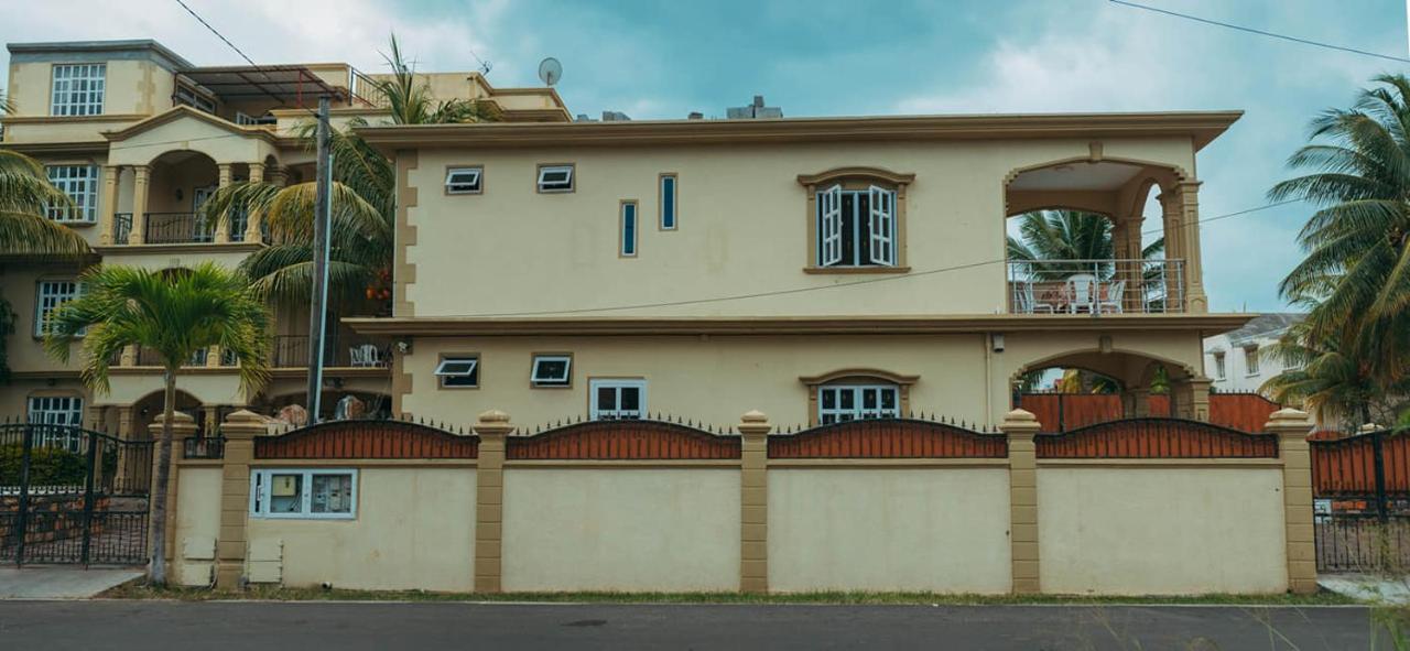 Rs Villas - Three Bedrooms Share Apartment With Private Room And Free Wifi And 100Mts To The Beach And Ac And 100Mts To Bus Stop And Pool Flic-en-Flacq Eksteriør bilde