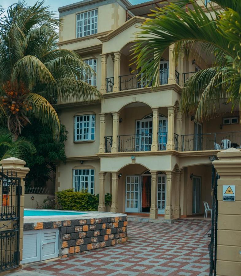 Rs Villas - Three Bedrooms Share Apartment With Private Room And Free Wifi And 100Mts To The Beach And Ac And 100Mts To Bus Stop And Pool Flic-en-Flacq Eksteriør bilde