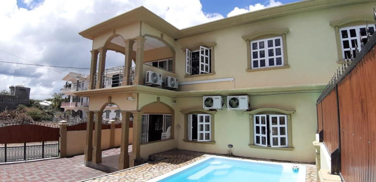 Rs Villas - Three Bedrooms Share Apartment With Private Room And Free Wifi And 100Mts To The Beach And Ac And 100Mts To Bus Stop And Pool Flic-en-Flacq Eksteriør bilde