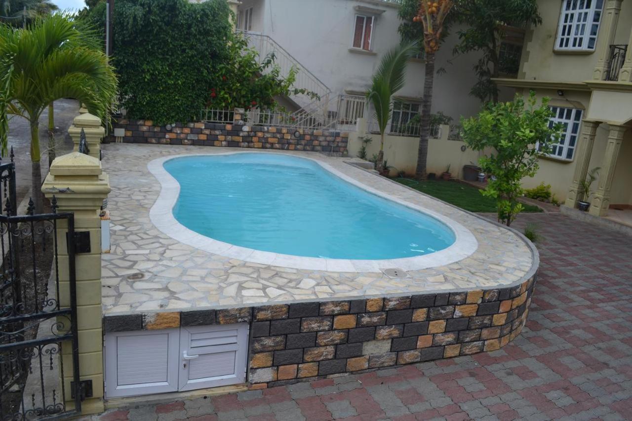 Rs Villas - Three Bedrooms Share Apartment With Private Room And Free Wifi And 100Mts To The Beach And Ac And 100Mts To Bus Stop And Pool Flic-en-Flacq Eksteriør bilde