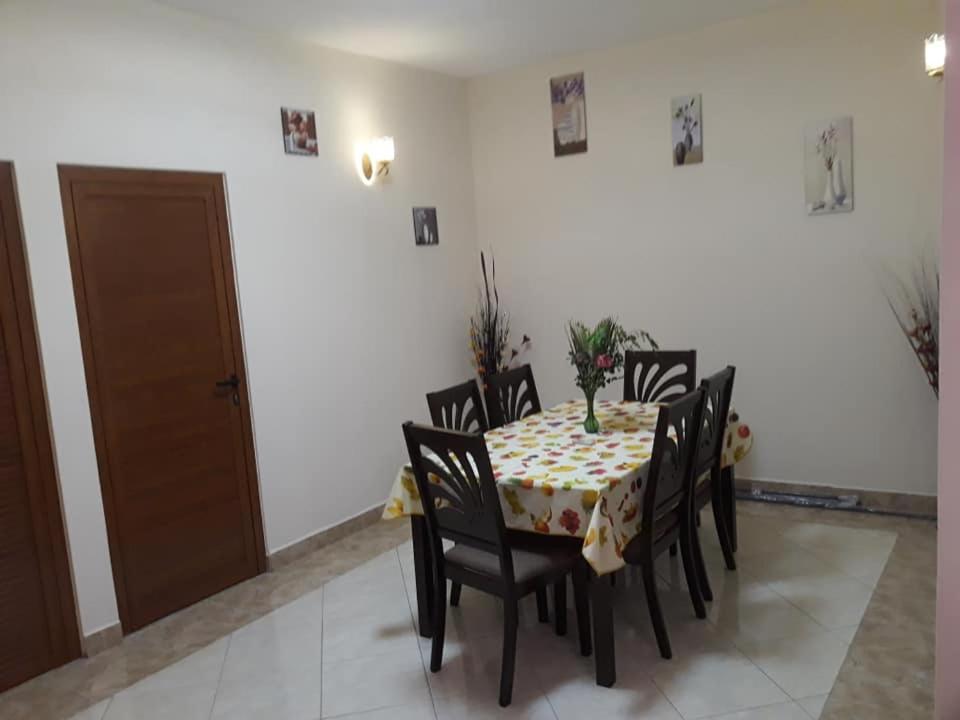 Rs Villas - Three Bedrooms Share Apartment With Private Room And Free Wifi And 100Mts To The Beach And Ac And 100Mts To Bus Stop And Pool Flic-en-Flacq Eksteriør bilde