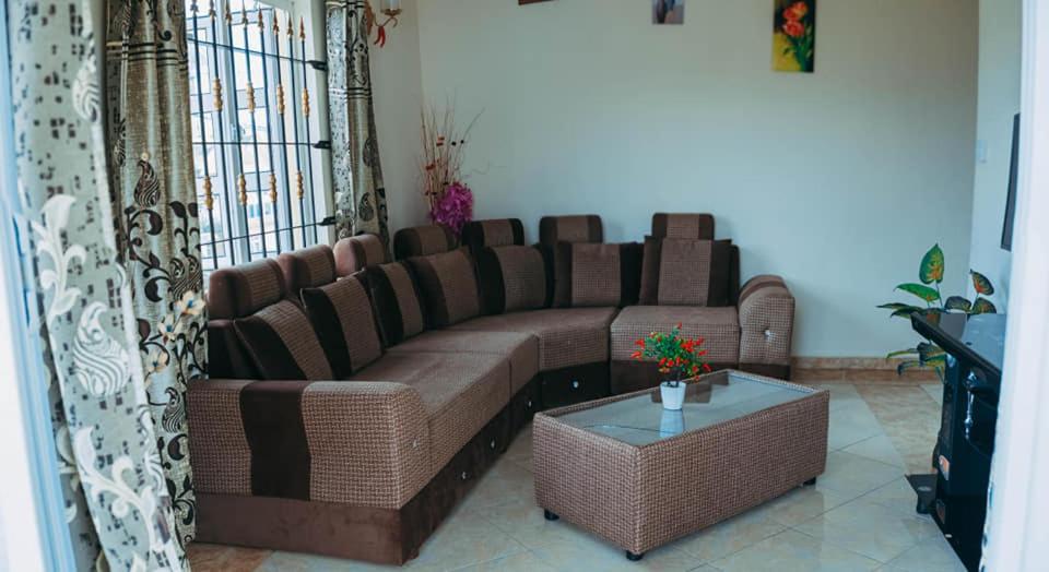 Rs Villas - Three Bedrooms Share Apartment With Private Room And Free Wifi And 100Mts To The Beach And Ac And 100Mts To Bus Stop And Pool Flic-en-Flacq Eksteriør bilde