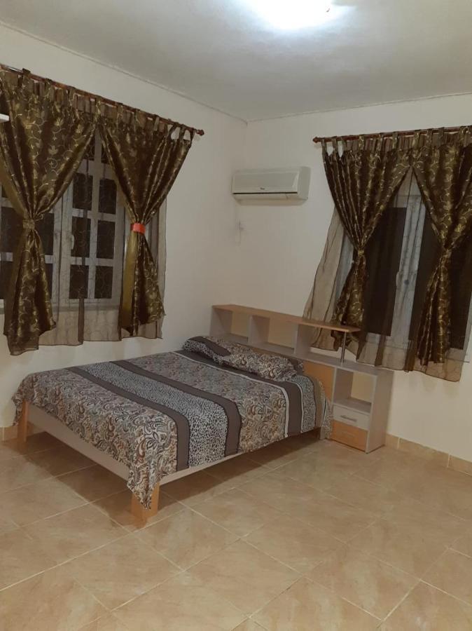 Rs Villas - Three Bedrooms Share Apartment With Private Room And Free Wifi And 100Mts To The Beach And Ac And 100Mts To Bus Stop And Pool Flic-en-Flacq Eksteriør bilde