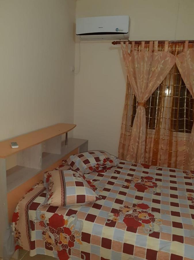 Rs Villas - Three Bedrooms Share Apartment With Private Room And Free Wifi And 100Mts To The Beach And Ac And 100Mts To Bus Stop And Pool Flic-en-Flacq Eksteriør bilde