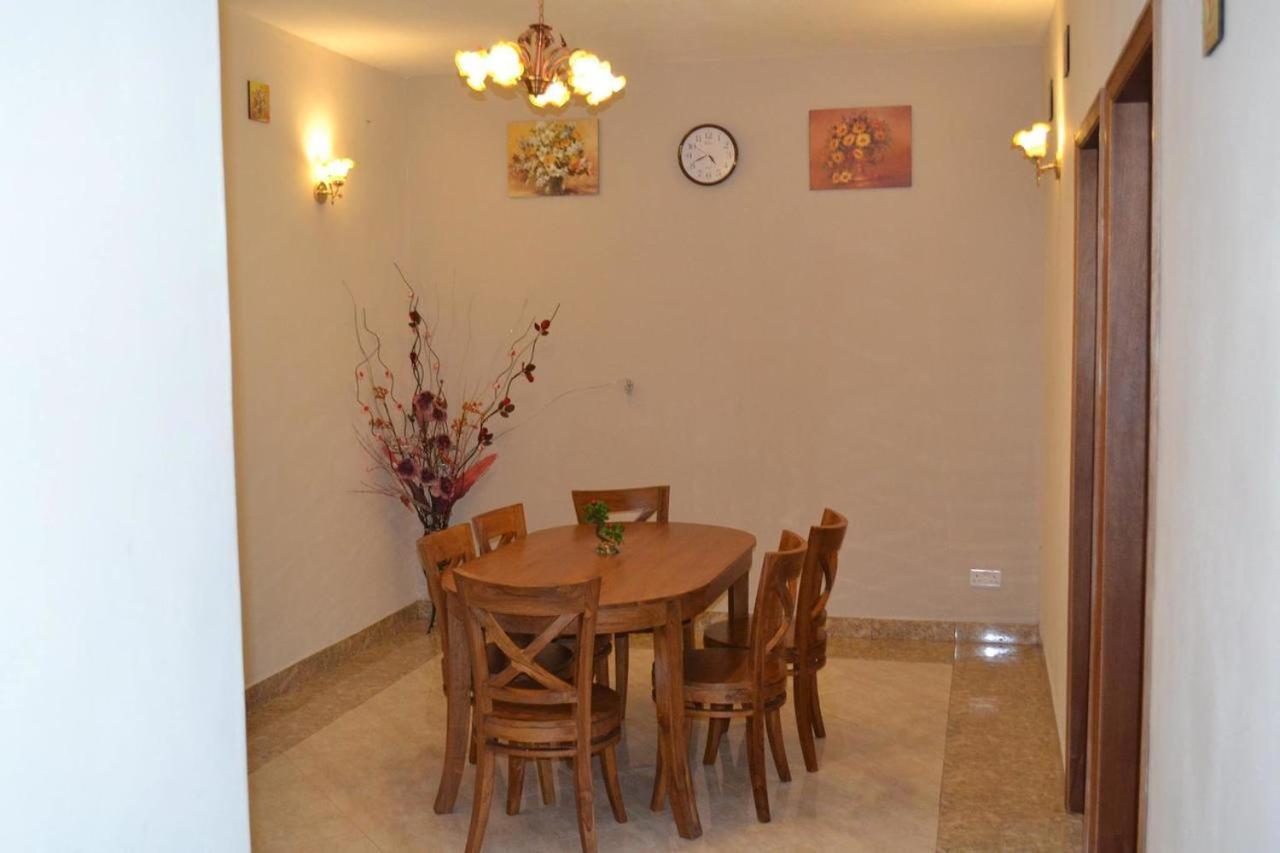 Rs Villas - Three Bedrooms Share Apartment With Private Room And Free Wifi And 100Mts To The Beach And Ac And 100Mts To Bus Stop And Pool Flic-en-Flacq Eksteriør bilde