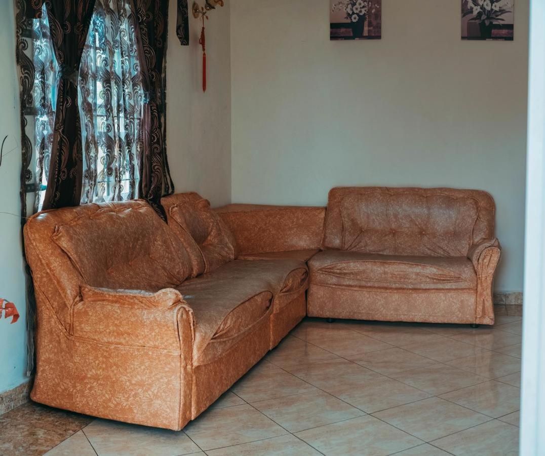 Rs Villas - Three Bedrooms Share Apartment With Private Room And Free Wifi And 100Mts To The Beach And Ac And 100Mts To Bus Stop And Pool Flic-en-Flacq Eksteriør bilde