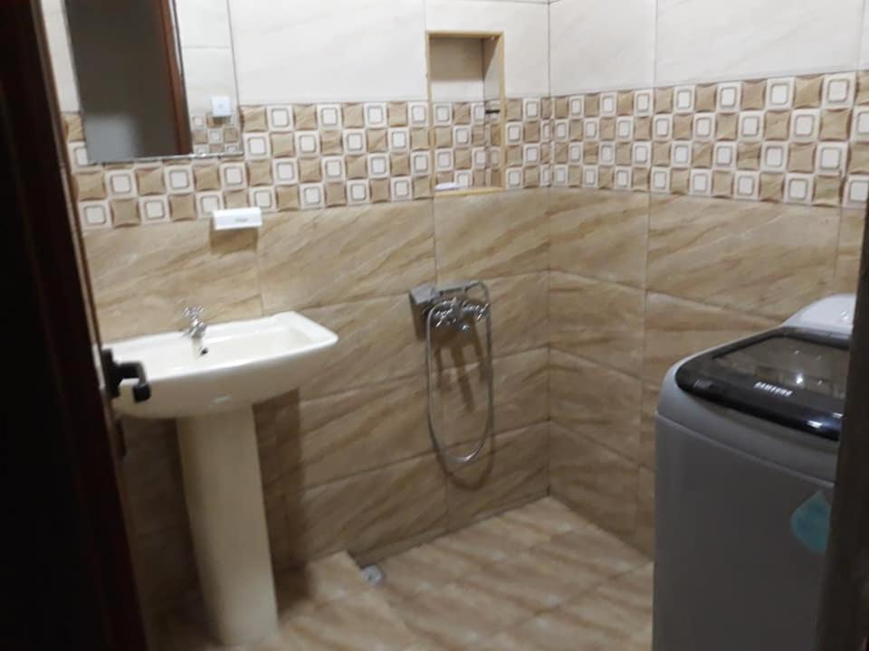 Rs Villas - Three Bedrooms Share Apartment With Private Room And Free Wifi And 100Mts To The Beach And Ac And 100Mts To Bus Stop And Pool Flic-en-Flacq Eksteriør bilde