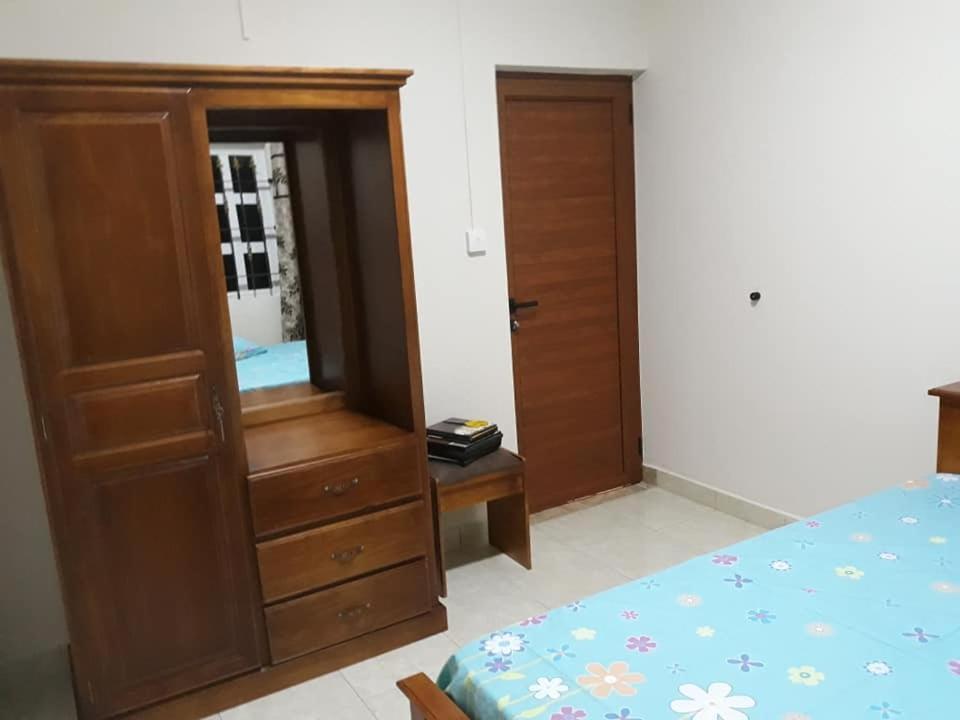 Rs Villas - Three Bedrooms Share Apartment With Private Room And Free Wifi And 100Mts To The Beach And Ac And 100Mts To Bus Stop And Pool Flic-en-Flacq Eksteriør bilde