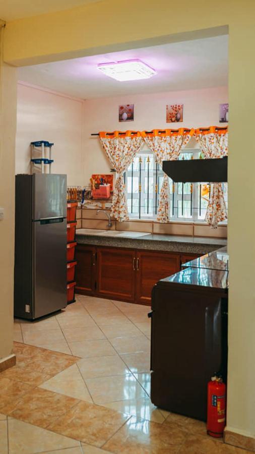 Rs Villas - Three Bedrooms Share Apartment With Private Room And Free Wifi And 100Mts To The Beach And Ac And 100Mts To Bus Stop And Pool Flic-en-Flacq Eksteriør bilde