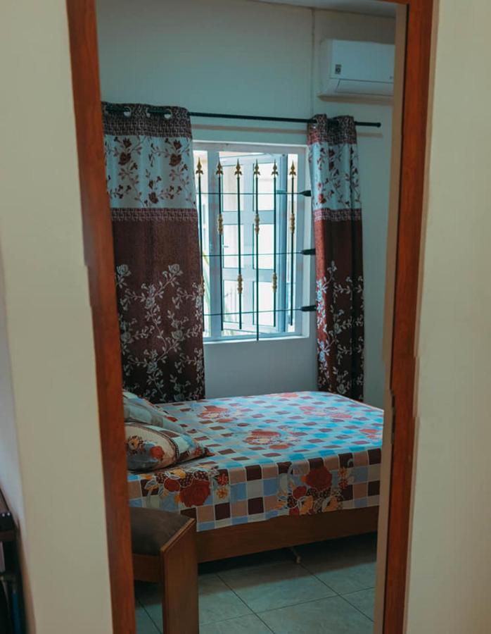 Rs Villas - Three Bedrooms Share Apartment With Private Room And Free Wifi And 100Mts To The Beach And Ac And 100Mts To Bus Stop And Pool Flic-en-Flacq Eksteriør bilde