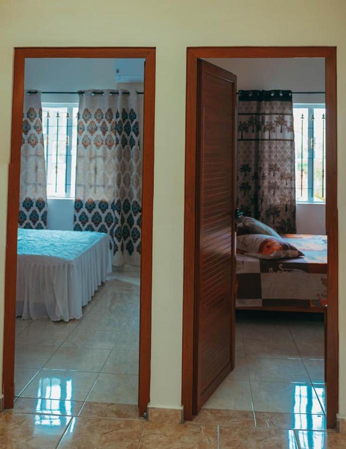 Rs Villas - Three Bedrooms Share Apartment With Private Room And Free Wifi And 100Mts To The Beach And Ac And 100Mts To Bus Stop And Pool Flic-en-Flacq Eksteriør bilde