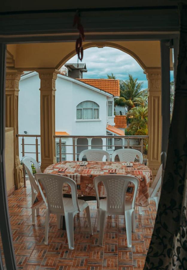 Rs Villas - Three Bedrooms Share Apartment With Private Room And Free Wifi And 100Mts To The Beach And Ac And 100Mts To Bus Stop And Pool Flic-en-Flacq Eksteriør bilde