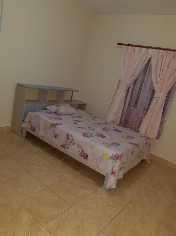 Rs Villas - Three Bedrooms Share Apartment With Private Room And Free Wifi And 100Mts To The Beach And Ac And 100Mts To Bus Stop And Pool Flic-en-Flacq Eksteriør bilde