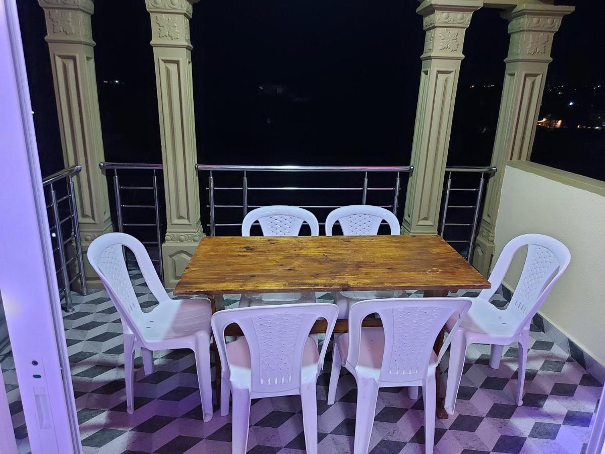 Rs Villas - Three Bedrooms Share Apartment With Private Room And Free Wifi And 100Mts To The Beach And Ac And 100Mts To Bus Stop And Pool Flic-en-Flacq Eksteriør bilde