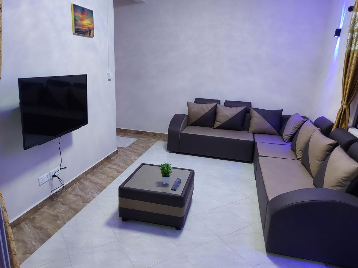 Rs Villas - Three Bedrooms Share Apartment With Private Room And Free Wifi And 100Mts To The Beach And Ac And 100Mts To Bus Stop And Pool Flic-en-Flacq Eksteriør bilde