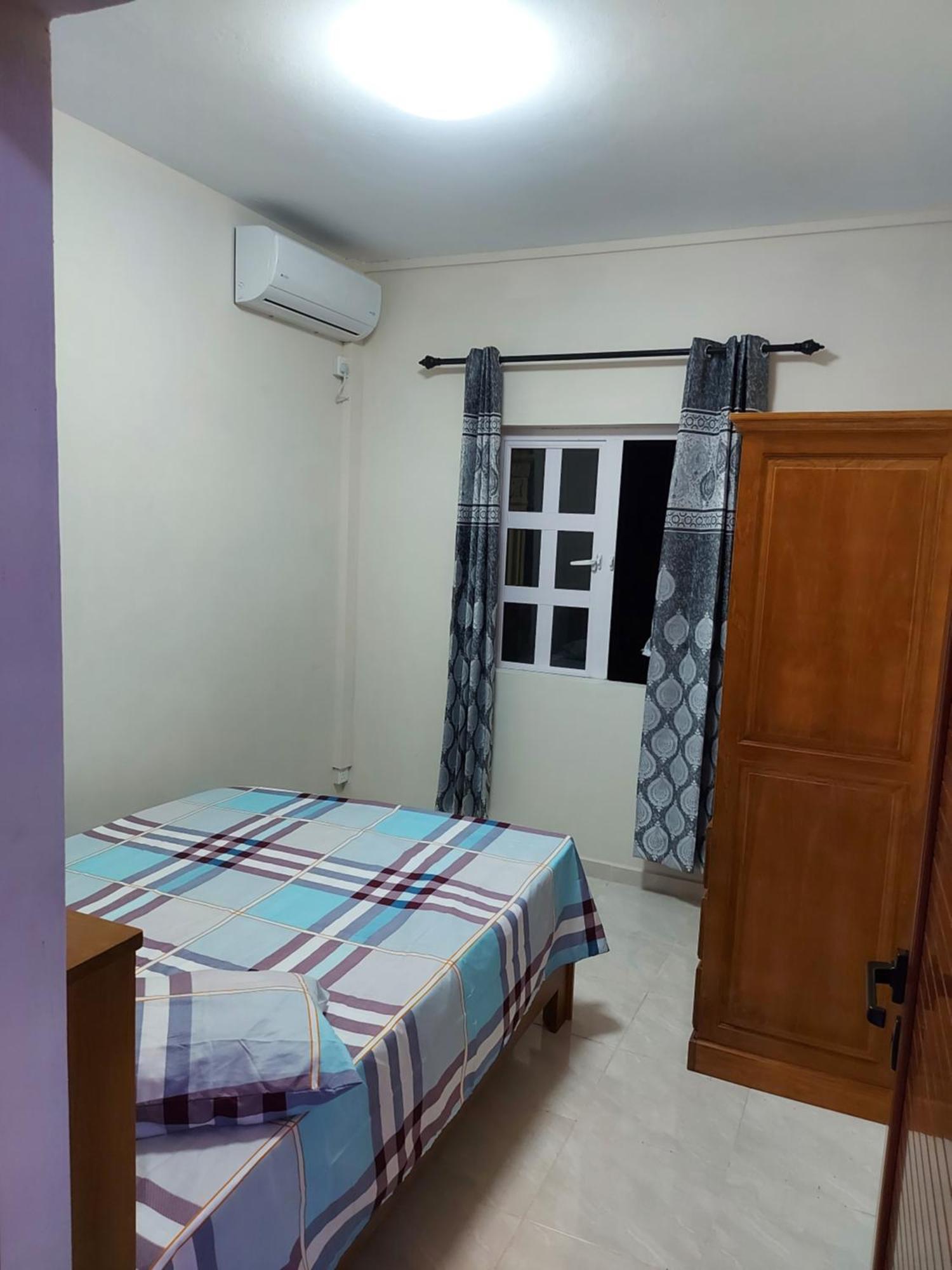 Rs Villas - Three Bedrooms Share Apartment With Private Room And Free Wifi And 100Mts To The Beach And Ac And 100Mts To Bus Stop And Pool Flic-en-Flacq Eksteriør bilde