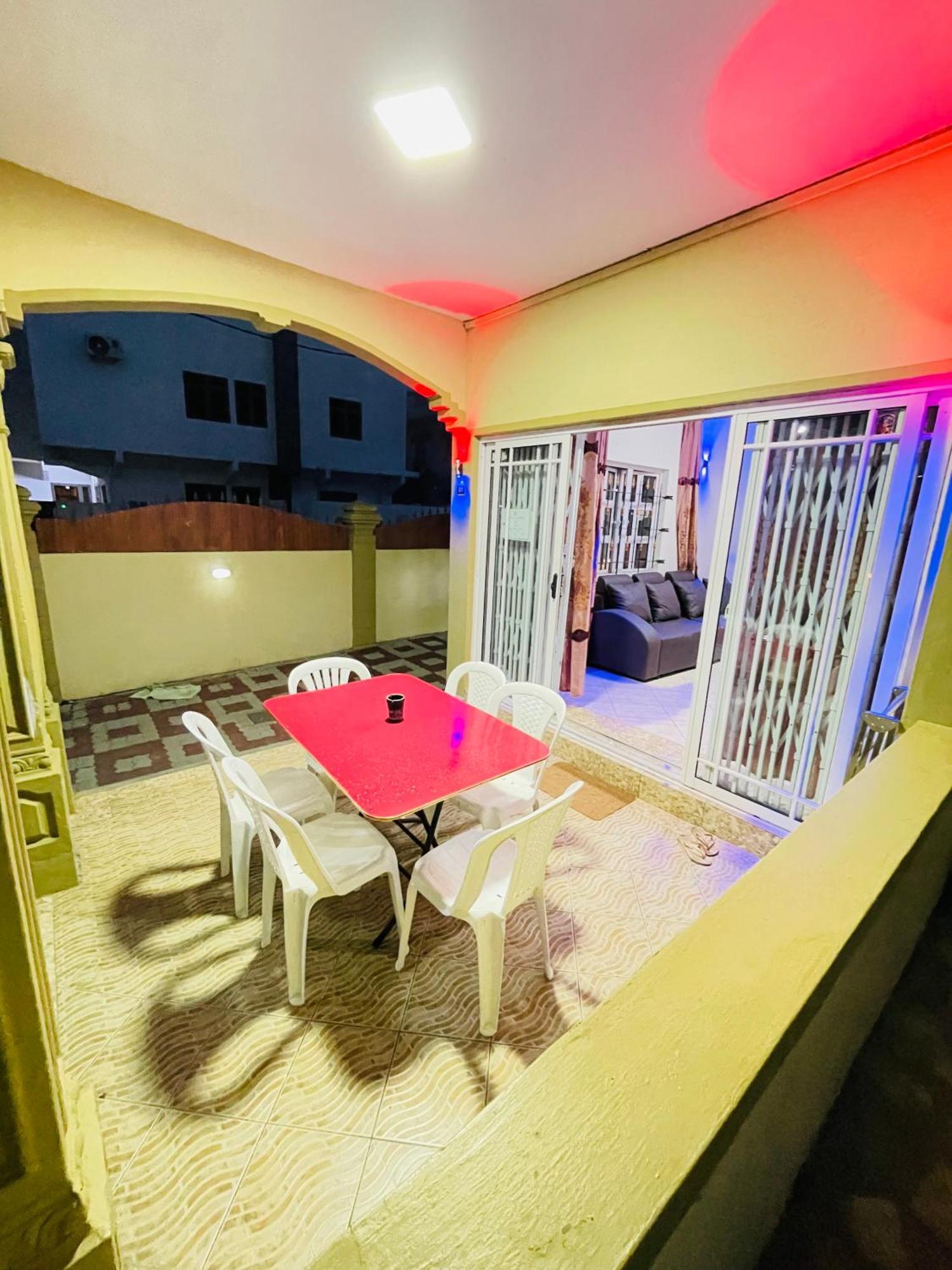 Rs Villas - Three Bedrooms Share Apartment With Private Room And Free Wifi And 100Mts To The Beach And Ac And 100Mts To Bus Stop And Pool Flic-en-Flacq Eksteriør bilde